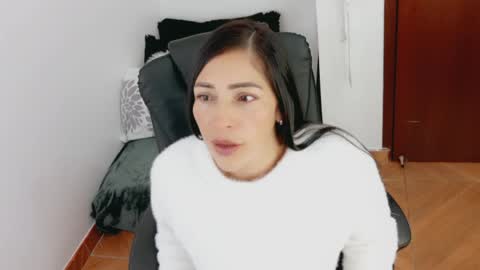 Snapshot of luna_lgomez chatting on 04/07/26, 10:59 luna online show from 04/07/26, 10:59