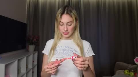 Snapshot of luna_licks chatting on 11/21/25, 11:20 Olivia online show from 11/21/25, 11:20