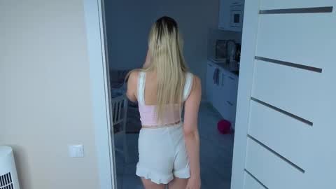 Snapshot of luna_licks chatting on 11/25/25, 10:59 Olivia online show from 11/25/25, 10:59