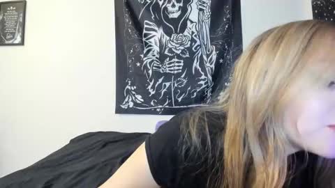 Luna online show from 11/19/25, 02:22