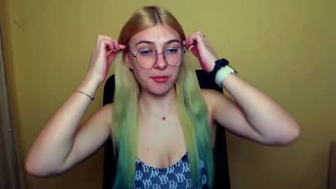 Snapshot of luna_lush_ chatting on 01/08/25, 11:21 Luna online show from 01/08/25, 11:21