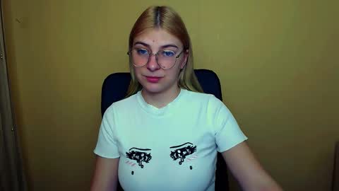 Snapshot of luna_lush_ chatting on 01/10/25, 08:07 Luna online show from 01/10/25, 08:07
