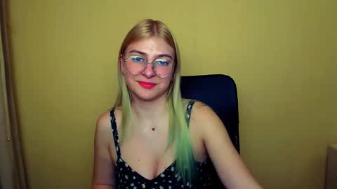 Snapshot of luna_lush_ chatting on 01/24/25, 11:37 Luna online show from 01/24/25, 11:37