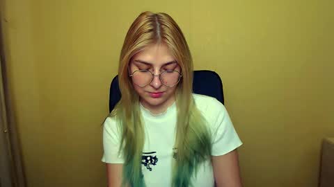 Snapshot of luna_lush_ chatting on 01/30/25, 12:48 Luna online show from 01/30/25, 12:48