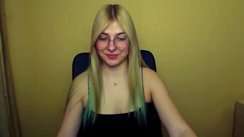 Snapshot of luna_lush_ chatting on 02/04/25, 08:24 Luna online show from 02/04/25, 08:24