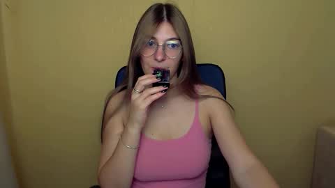 Snapshot of luna_lush_ chatting on 09/09/25, 09:53 Luna online show from 09/09/25, 09:53