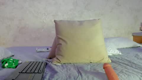 Luna online show from 04/25/26, 07:00