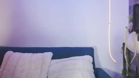 Snapshot of luna_valen chatting on 04/21/26, 04:30 luna_valen online show from 04/21/26, 04:30