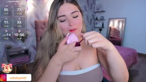 Snapshot of luna_volk chatting on 11/21/25, 02:43 Luna online show from 11/21/25, 02:43