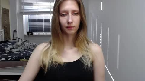 Snapshot of luna_xsensual chatting on 09/10/25, 05:29 L U N A  online show from 09/10/25, 05:29