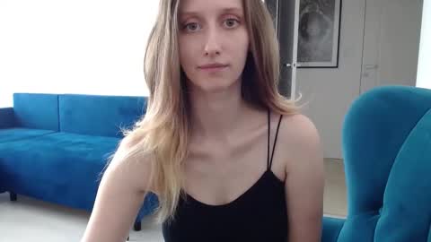 Snapshot of luna_xsensual chatting on 09/17/25, 12:40 L U N A  online show from 09/17/25, 12:40