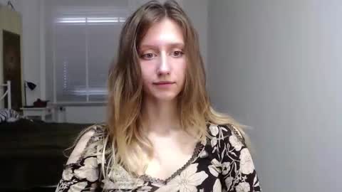 Snapshot of luna_xsensual chatting on 10/22/25, 06:02 L U N A  online show from 10/22/25, 06:02