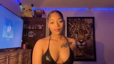 Snapshot of lunaa_11 chatting on 11/18/25, 08:30 lunaa_11 online show from 11/18/25, 08:30