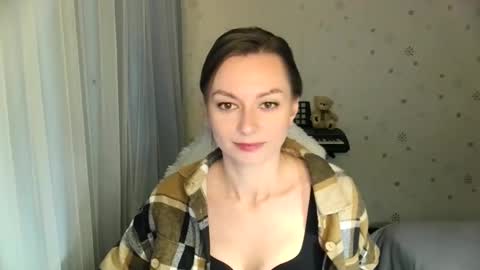 lunaa_bluee online show from 11/25/25, 09:04