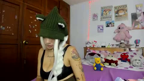 Snapshot of lunacristal_moon chatting on 10/12/25, 05:17 lunacristal_moon online show from 10/12/25, 05:17