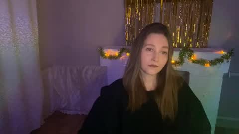 Snapshot of lunafeather chatting on 12/19/25, 06:04 lunafeather online show from 12/19/25, 06:04