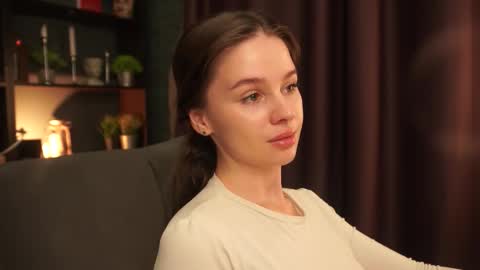 lunaolivia_ online show from 10/07/25, 12:35