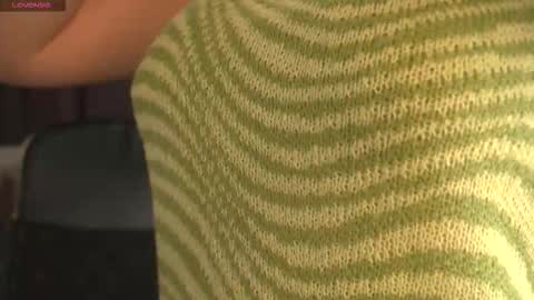 lunaolivia_ online show from 11/26/25, 12:50