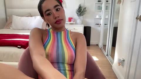 Snapshot of lunaravixen chatting on 12/18/25, 04:02 Luna online show from 12/18/25, 04:02