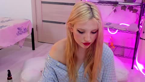 Snapshot of lunatale chatting on 01/12/25, 06:49 Kate online show from 01/12/25, 06:49