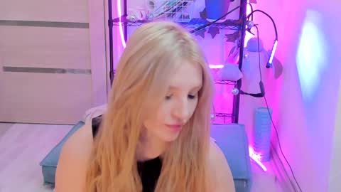 Snapshot of lunatale chatting on 01/27/25, 03:04 Kate online show from 01/27/25, 03:04