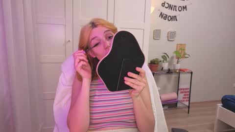 Snapshot of lunatale chatting on 01/17/26, 03:06 Kate online show from 01/17/26, 03:06