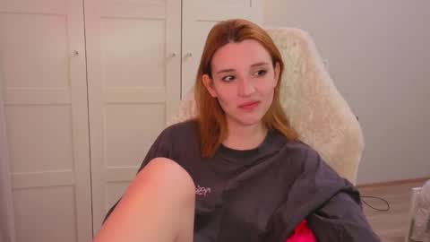 Snapshot of lunatale chatting on 03/11/26, 04:35 Kate online show from 03/11/26, 04:35