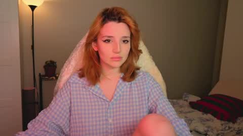 Snapshot of lunatale chatting on 04/12/26, 04:45 Kate online show from 04/12/26, 04:45