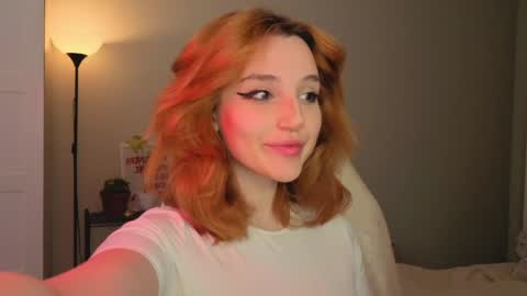 Snapshot of lunatale chatting on 04/20/26, 10:18 Kate online show from 04/20/26, 10:18