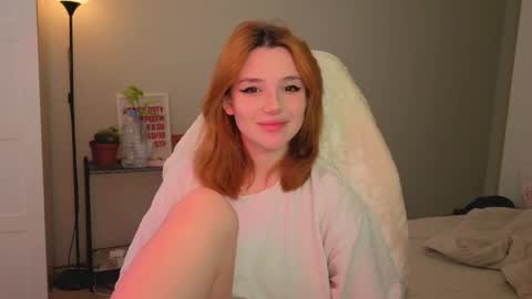 Snapshot of lunatale chatting on 04/21/26, 09:59 Kate online show from 04/21/26, 09:59