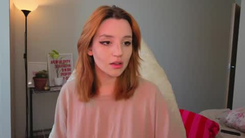 Snapshot of lunatale chatting on 05/05/26, 09:39 Kate online show from 05/05/26, 09:39