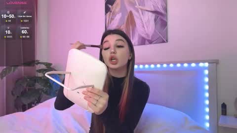 Snapshot of lunavine chatting on 12/16/25, 11:15 Veronica online show from 12/16/25, 11:15