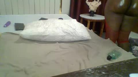 Snapshot of luscious_cuvy chatting on 11/29/25, 07:00 luscious online show from 11/29/25, 07:00