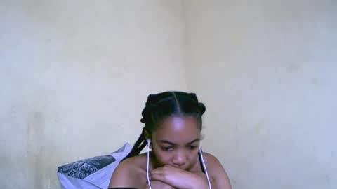 Snapshot of lutchia chatting on 09/15/25, 12:32 lutchia online show from 09/15/25, 12:32