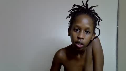 lutino_lovebirds online show from 04/26/26, 07:33