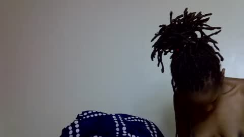 lutino_lovebirds online show from 04/28/26, 04:45