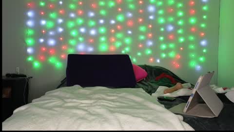 Snapshot of luvely_gurl chatting on 12/21/24, 06:19 Shauna online show from 12/21/24, 06:19