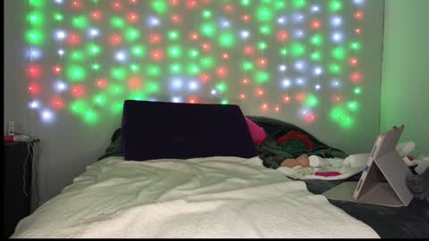 Snapshot of luvely_gurl chatting on 12/26/24, 05:58 Shauna online show from 12/26/24, 05:58