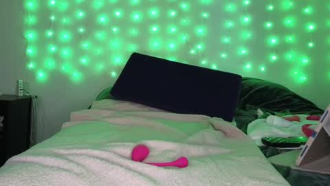 Snapshot of luvely_gurl chatting on 02/09/25, 05:43 Shauna online show from 02/09/25, 05:43