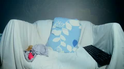 Snapshot of luvu4everxxx chatting on 07/30/26, 04:44 Bee Bee online show from 07/30/26, 04:44