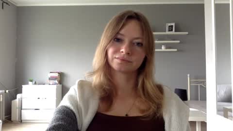 Snapshot of lux_millie chatting on 09/14/25, 01:54 Millie online show from 09/14/25, 01:54