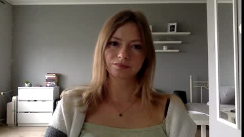 Snapshot of lux_millie chatting on 09/22/25, 02:41 Millie online show from 09/22/25, 02:41