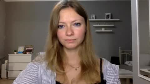 Snapshot of lux_millie chatting on 12/21/25, 06:26 Millie online show from 12/21/25, 06:26