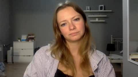 Snapshot of lux_millie chatting on 12/22/25, 11:02 Millie online show from 12/22/25, 11:02