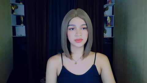 Snapshot of lux_white chatting on 05/05/26, 03:03 queen lux online show from 05/05/26, 03:03
