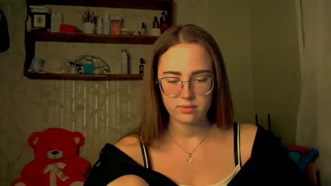 Snapshot of luxie_queen chatting on 03/15/26, 09:21 Katie online show from 03/15/26, 09:21