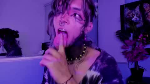 Snapshot of luxiel_ chatting on 11/12/25, 10:41 Luxiel 3 online show from 11/12/25, 10:41