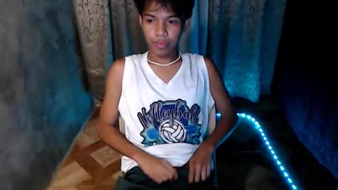 Snapshot of luxirfy_xx chatting on 12/20/25, 06:04 luxirfy online show from 12/20/25, 06:04