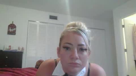 Snapshot of luxuriousbunny chatting on 10/28/25, 03:43 luxuriousbunny online show from 10/28/25, 03:43