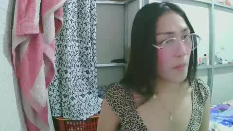 Snapshot of luxy27 chatting on 10/04/25, 03:37 nikke online show from 10/04/25, 03:37